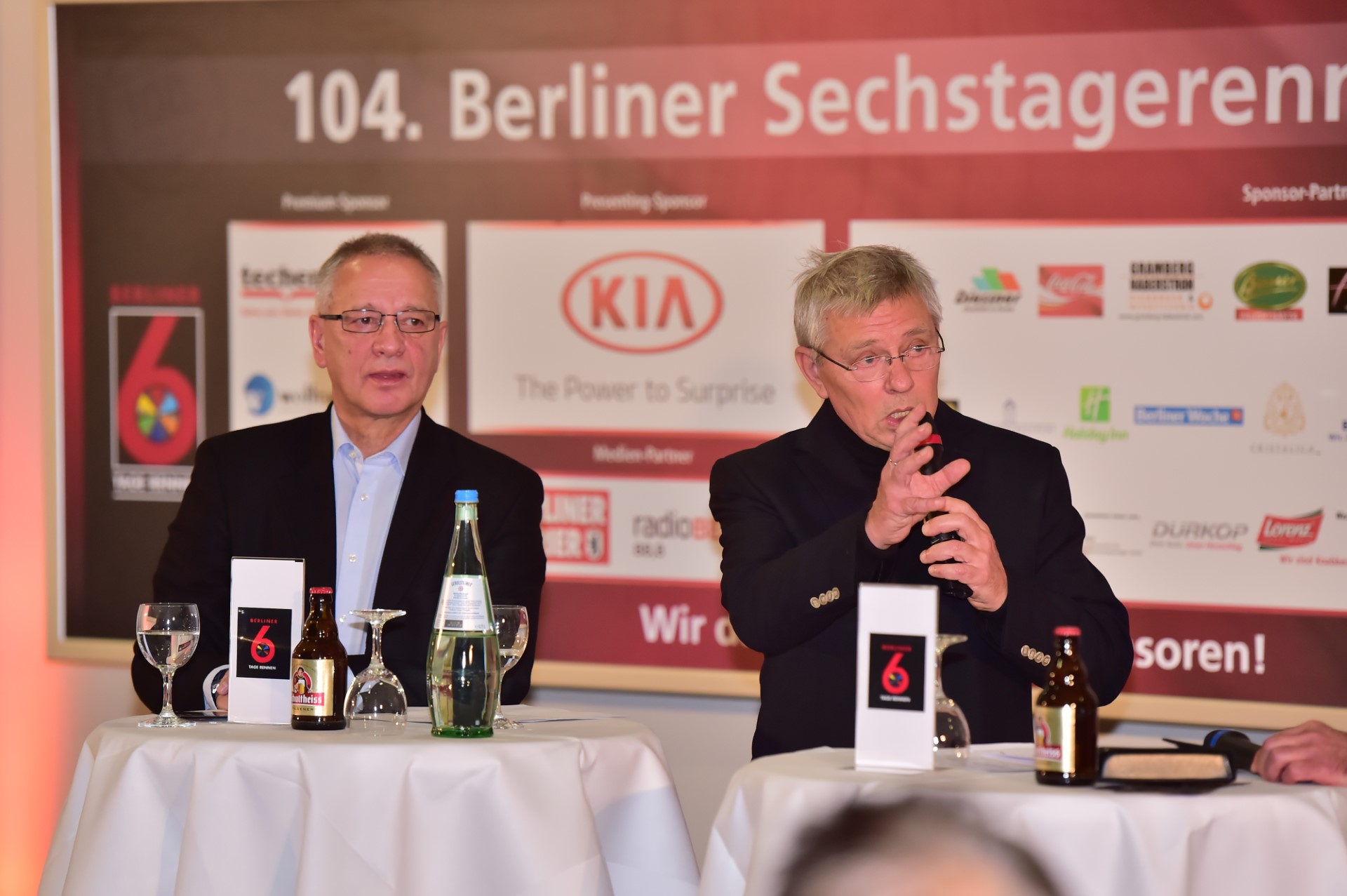 Michael Drabinski (rechts) mit7 Günter Polauke bei der Präsentation der 104. Berliner Sixdays