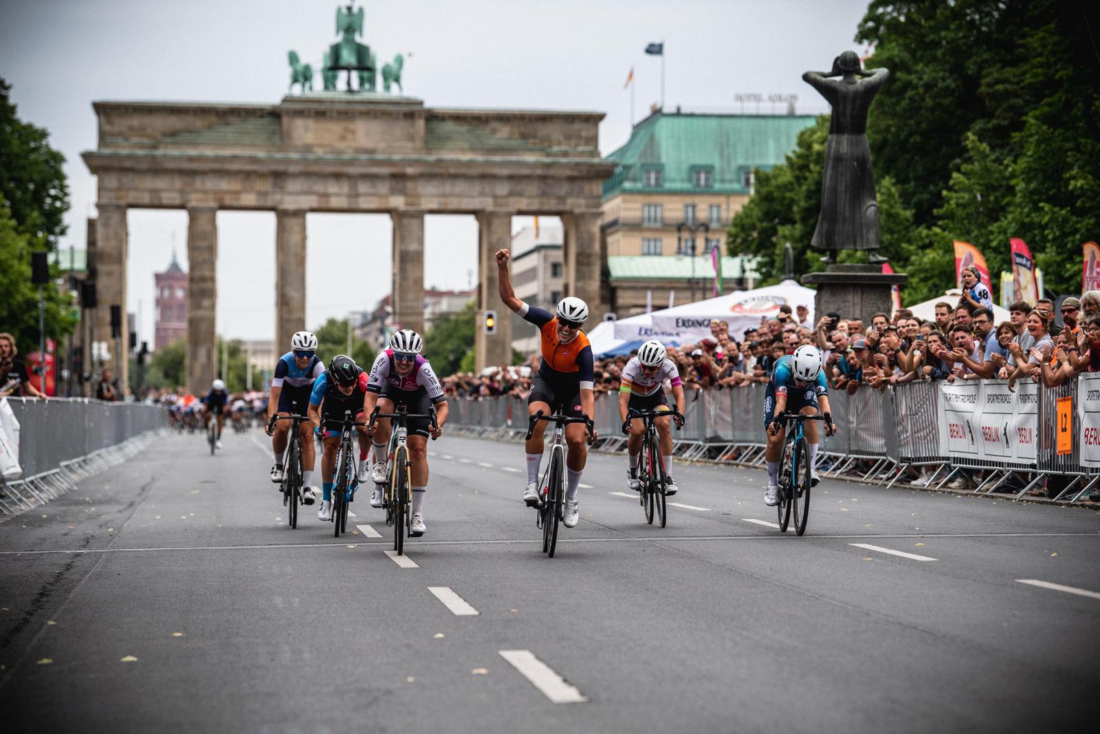Dänin Caroline Kirk Schad gewinnt Kriterium der Tour de Berlin Feminin